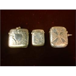 Un lot de 3 étuis à allumettes anglais en argent gravé, poinçons de Birmingham 1897, 1898 et 1899...