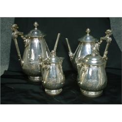 Un service à thé de 4 pièces en argent gravé américain, les anses ornées de bustes féminins, les...