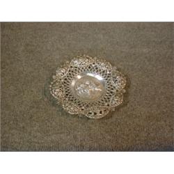 Une coupelle à noix allemande en argent repercé 800/1000 à décor de chérubins....