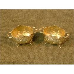 Une paire de salières hollandaises en argent 833/1000 à décor de chérubins, détaillée par Birks....