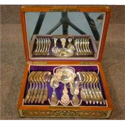 Un nécéssaire à thé hollandais en argent 835/1000 comprenant 12 cuillères, 2 pelles à sucre et un...