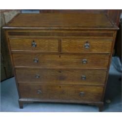 Une commode d'époque George III en chêne et acajou, vers 1800, munie de deux petits tiroirs au-de...