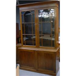 Une paire de bibliothèques en noyer du milieu du 19e Siècle, la corniche moulurée au-dessus d'une...