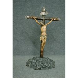 Un Christ en croix espagnol du 18e Siècle en bois sculpté polychrome sur une base rocheuse, la cr...