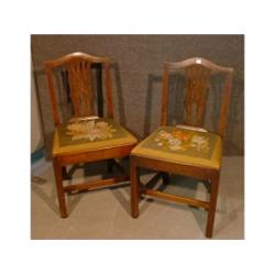 Une paire de chaises d'époque George III en chêne, vers 1800 sur des pieds carrés réunis par une...