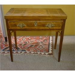 Une table à jeu portugaise d'époque Dona Maria 1er, vers 1780, le plateau dépliant marqueté d'un...