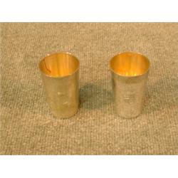 Une paire de timbales armoriées en argent allemand 800/1000....