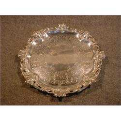 Un plateau circulaire victorien en argent gravé, poinçons de Londres, 1856, Stephen Smith & Willi...
