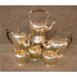 Un service à thé de 6 pièces en argent gravé de Birks....