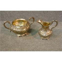 Un crémier et un sucrier assortis d'époque victorienne en argent à décor fleuri, poinçons de Lond...