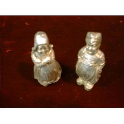 Une paire de salières-poivrières en argent en forme de jeunes paysans hollandais, poinçons d'impo...