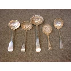 Un lot de 5 cuillères à saupoudrer le sucre des 18e et 19e Siècles, en argent....