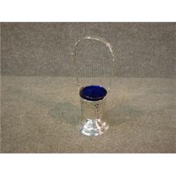 Un confiturier en argent repercé de Gorham, doublure de verre bleu....