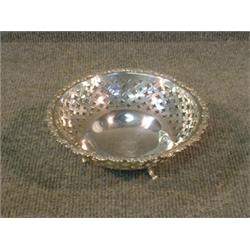 Un bol en argent repercé de Birks....