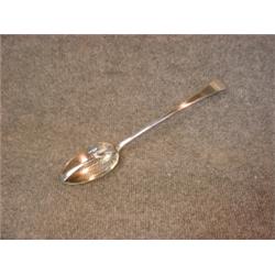 Une cuillère à sauce armoriée d'époque George III en argent, poinçons de Londres, 1792, George Sm...