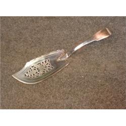 Une pelle à poisson d'époque George III en argent, poinçons de Londres, 1818, T.D. maître-orfèvre...