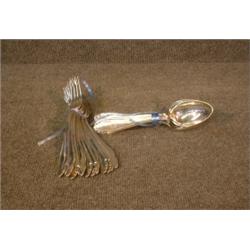 Une coutellerie autrichienne de 90 pièces en argent 800/1000 comprenant 12 cuillères à soupe,...