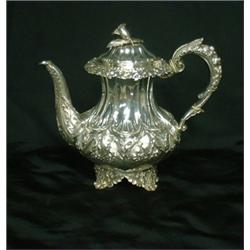 Une cafetière d'époque George IV en argent à décor de feuillage et de fleurs, poinçons de Londres...