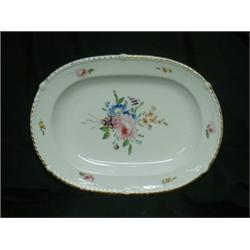 Un plat ovale en porcelaine de Derby du début du 19e Siècle à décor de fleurs polychromes sur fon...