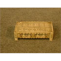 Un jeu de dominos en bois dans une boîte en os sculptée, travail de ponton du début du 19e Siècle...