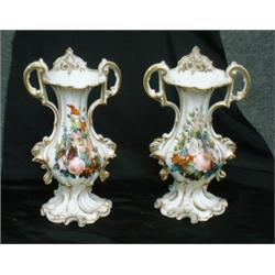Une paire de vases en porcelaine de Paris, vers 1850, à décor de fleurs....