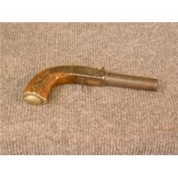 Un pistolet de poche du début du 19e Siècle, la crosse sculptée....