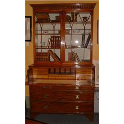 Un secrétaire-bibliothèque en acajou, vers 1800, la corniche à décor d'arcatures gothiques au-des...