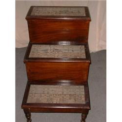 Un escabeau de bibliothèque en acajou, vers 1830, muni de trois marches, sur des pieds bagués....