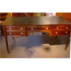 Un bureau d'associés d'époque Guillaume IV en acajou, vers 1830, le plateau gainé de cuir surplom...