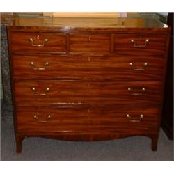 Une commode d'époque George III en acajou, vers 1800, renfermant 3 petits au-dessus de trois gran...