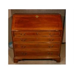 Un bureau en pente du 19e Siècle en acajou, la pente au-dessus de quatre longs tiroirs, sur des p...