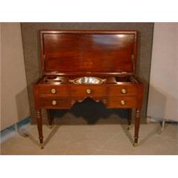 Un meuble de toilette d'homme d'époque Guillaume IV en acajou, vers 1830, le plateau se relève po...