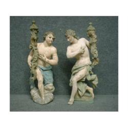 Une paire de sujets espagnols du 18e Siècle en bois sculpté polychrome représentant des anges por...