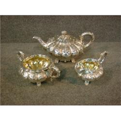 Un service à thé de 3 pièces en argent armorié d'époque George IV à décor de feuillage et de fleu...