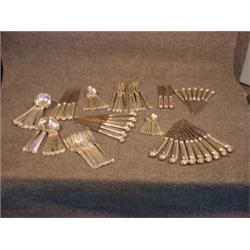 Une coutellerie de Birks en argent de 90 pièces, modèle George II, comprenant 10 cuillères à cons...