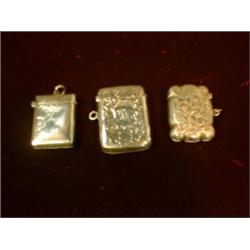 Un lot de 3 étuis à allumettes anglais en argent gravé, poinçons de Birmingham 1901, 1905 et 1907...