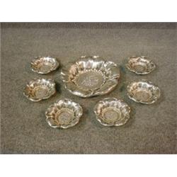 Un ensemble Art Nouveau d'une coupe et de 6 coupelles à noix américaines en argent en forme de fl...