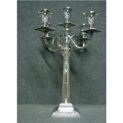 Un candélabre à cinq branches de lumière en argent en forme de colonne corinthienne, sur une base...