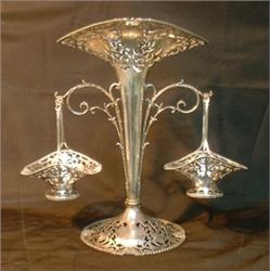 Un centre de table en argent de forme cornet à décor fleuri ajouré supportant deux corbeilles ass...