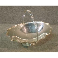 Un panier ovale en argent à rebord chantourné, poinçons de Birmingham, 1910, T.M. maître-orfèvre....