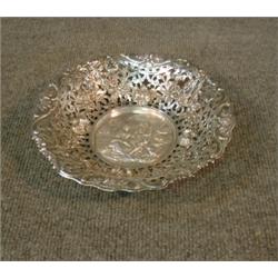 Un bol en argent continental 800/1000, le fond orné d'une pastorale, le rebord ajouré décoré de f...