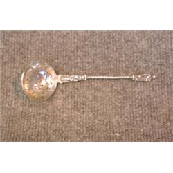Une cuillère à saupoudrer le sucre victorienne en argent à décor d'apôtre poinçons de Londres, 18...