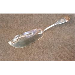 Une pelle à poisson armoriée d'époque George III en argent, poinçons de Londres, 1808, I.S. maîtr...