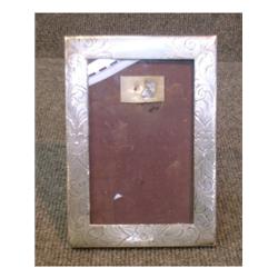 Un encadrement de photo américain en argent gravé de fleurs....