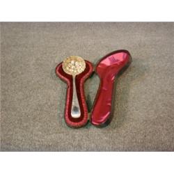 Une cuillère victorienne à saupoudrer en argent repoussé, poinçons de Londres, 1844, Samuel Hayne...