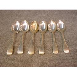 Un ensemble de 6 cuillères à dessert d'époque George IV en argent, poinçons de Londres, 1823, R.E...