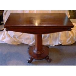 Une table à jeux d'époque Guillaume IV en acajou, vers 1835, le plateau dépliant sur une ceinture...