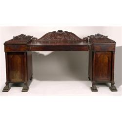 Une desserte d'époque George III en acajou flammé à filets d'ébène, vers 1820, le fronton découpé...