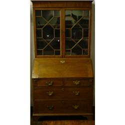 Un serviteur muet en acajou à trois étages sur des montants tournés....