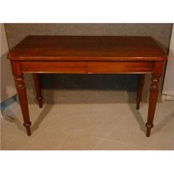 Une table à écrire d'époque Guillaume IV en acajou, vers 1835, le plateau rectangulaire arrondi a...